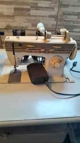 Vendo uma máquina de costura