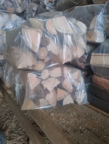 Vendo lenha ensacada pra fogão pacote tamanho 45x65  valor 9 reais o pacote 