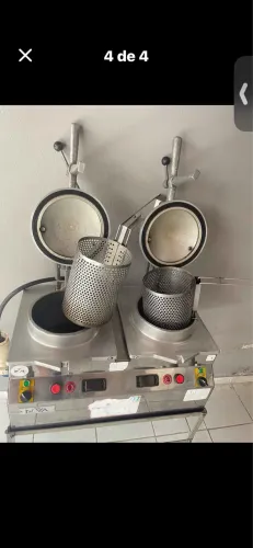 Uma fritadeira pressão industrial da marca NOVA