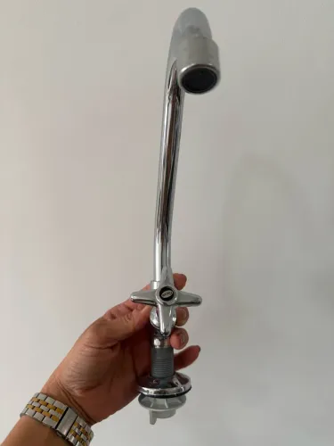 Vendo torneira de metal com bica móvel alta Forusi nova
