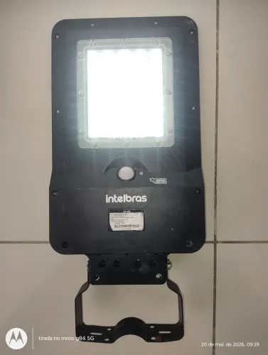 Luminária Intelbras LSI 1600 energia solar