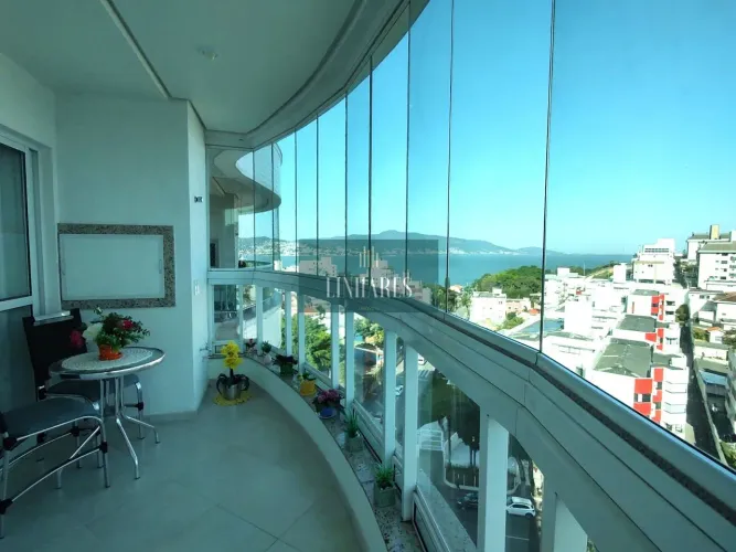 Apartamento em 3 dormitórios em Coqueiros, Florianópolis/SC