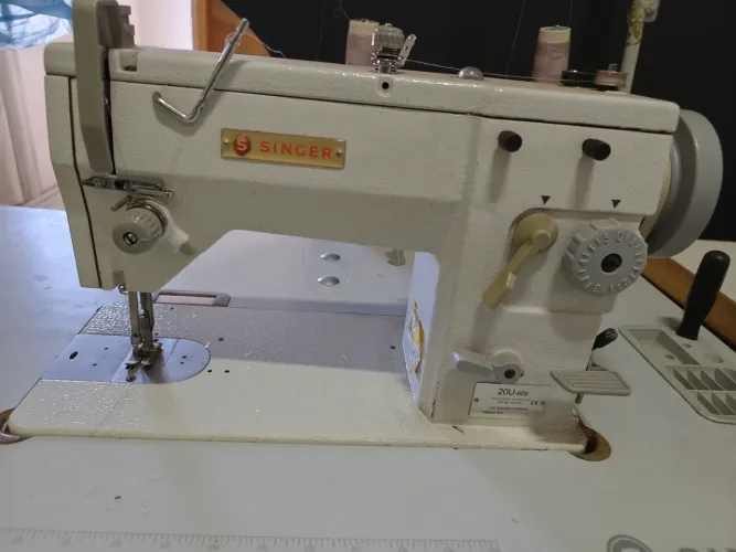 Máquina semi- industrial reta e Zig Zag (20 U)