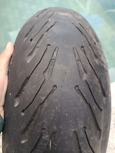 Pneu Michelin road 5 meia vida 