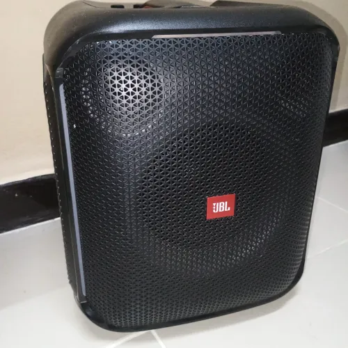 Vende-se uma caixa de som Bluetooth jbl partybox Encore com 2 microfones.