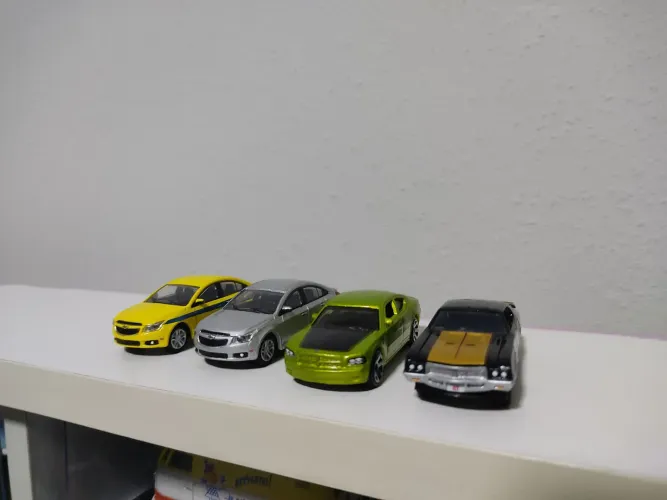 LOTE COM QUATRO MINIATURAS DE CARROS(LEIA)