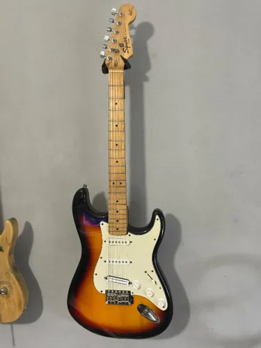 Fender Squier Stratocaster - Impecável e com Upgrades