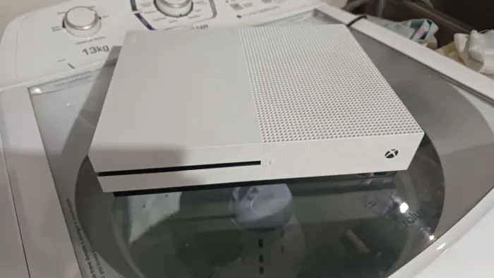 Vendo Xbox one s 1tb, controle original e cabos. COM DEFEITO