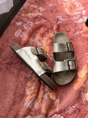 Sandália estilo Birken nova, nunca usada!