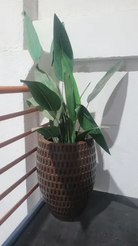 vaso com planta artificial