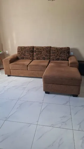 Sofá com Chaise Marrom (Vendo por motivo de mudança)