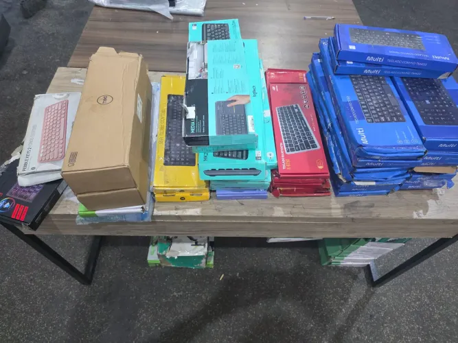 LOTE com 38 teclados de diferentes modelos, avaria apenas nas caixas