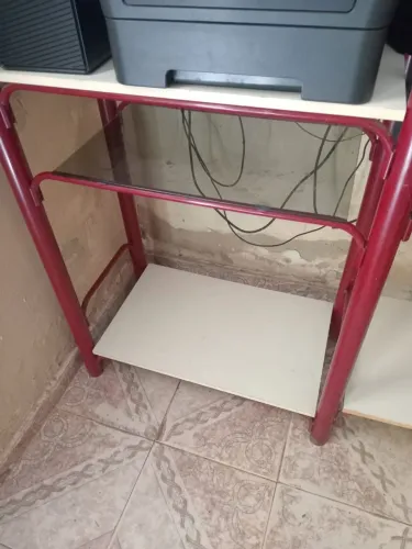 Estante tubular. Em perfeito estado de uso. Com todas as prateleiras completas.