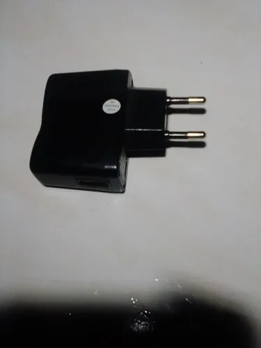 Carregador pra celular entre outros aparelhos compatíveis com USB