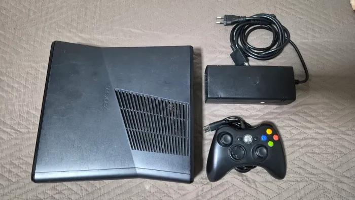 Xbox 360 Slim + 32 Jogos (GTA V, Red Dead, COD)