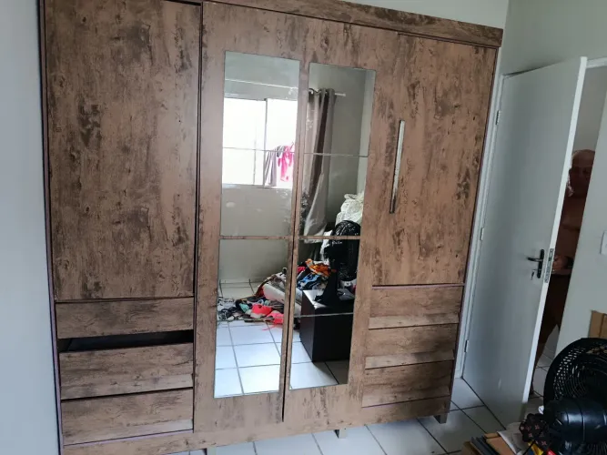 Guarda-roupa quatro cor com seis gavetas