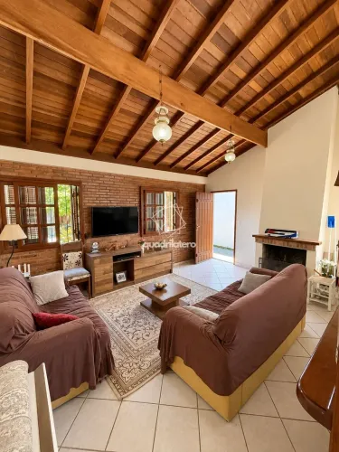 Casa Aconchegante com Lareira, Churrasqueira e Terreno de 340 m²