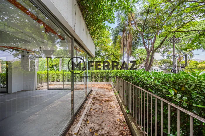 Casa suspensa em condomínio no Jardim Europa