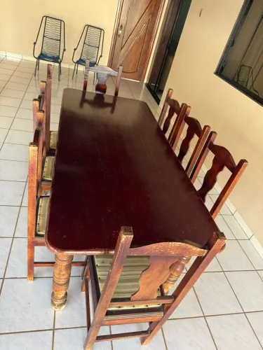 Mesa com cadeiras de madeira