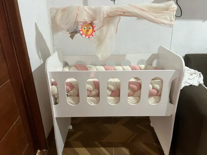 Vendo berço com itens de kit berço