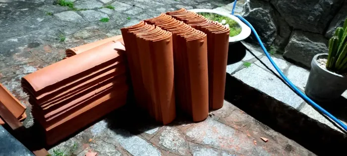 Telhas e ripas novas - sobra de obra