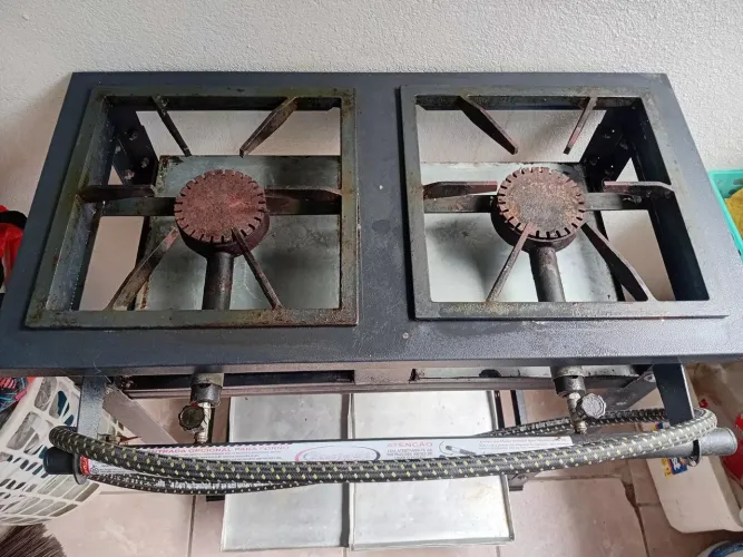 Vendo fogão industrial 2 bocas pouco usado