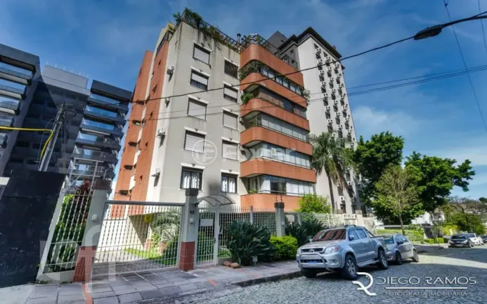 Duplex para venda possui 242 metros quadrados com 4 quartos em Rio Branco - Porto Alegre -