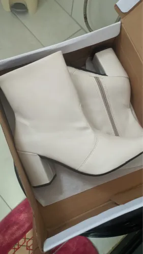 Vendo bota branca, bico fino. Usada somente uma única vez! 