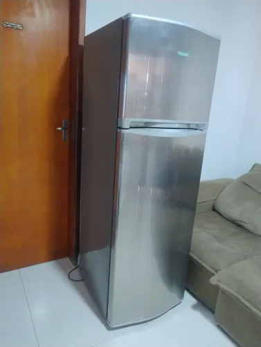 Geladeira Consul Frost Free semi em aço inox funcionando 265 litros 220 volts