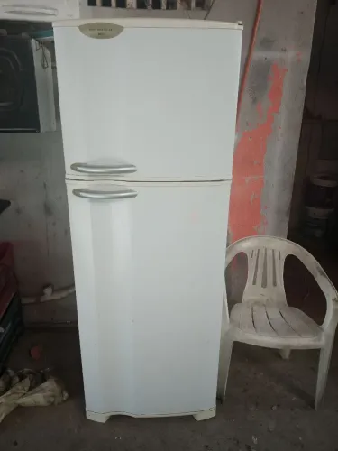 Geladeira Eletrolux Frost Free com defeito 