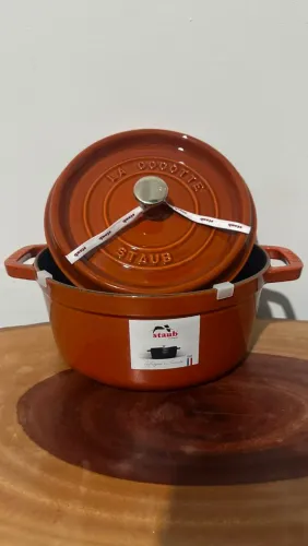 Panela Staub 24cm La cocotte cinnamon cor raríssima ! Nova ! Sem uso ! Na caixa !