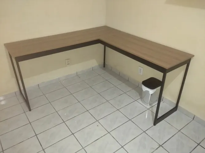 Escrivaninha em L 
