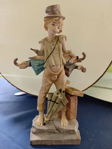 Estatueta resina italiana consertador de guarda chuvas