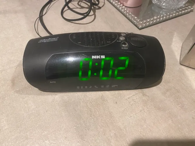 Rádio Relógio NKS modelo GL-325, digital,cor preta