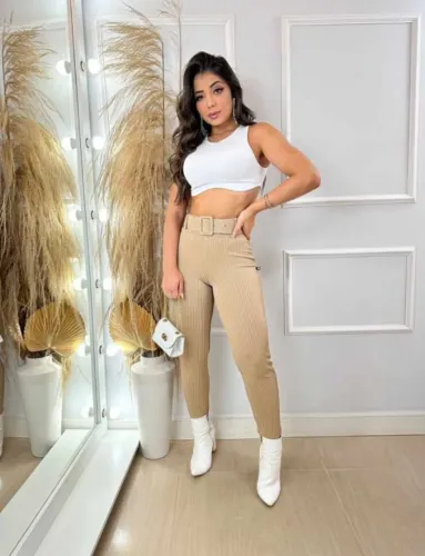 Calça Canelada com cinto e bolso
