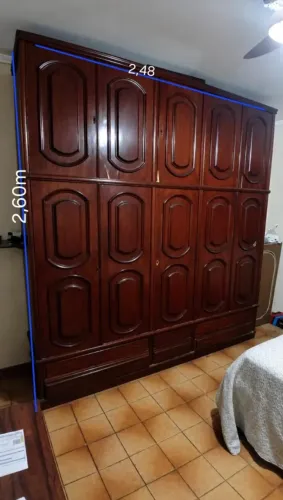 Guarda-roupas de madeira maciça