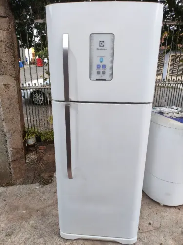 Vendo geladeira Eletrolux TF 51 Frost Free.