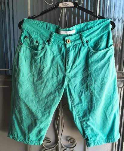 Vendo bermuda semi nova no 40 e 42 .. reais