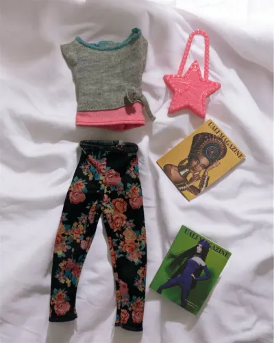 Roupa Barbie com acessórios e brinde