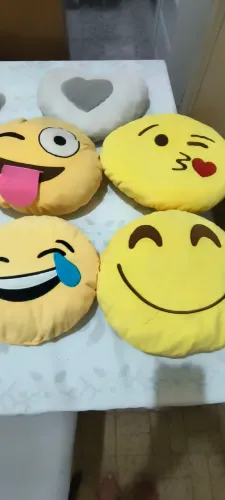 Almofada em pelúcia de emoji