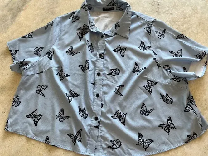 Camisa azul estampada de borboletas feminina