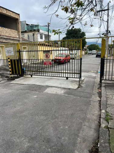 CASA COM 2 QUARTOS COM GARAGEM - PADRE MIGUEL