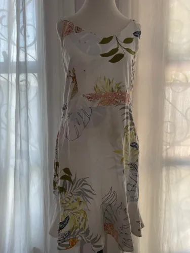 Vestido branco estampado com folhagens