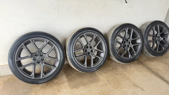 Pneus 245/45 Aro 20