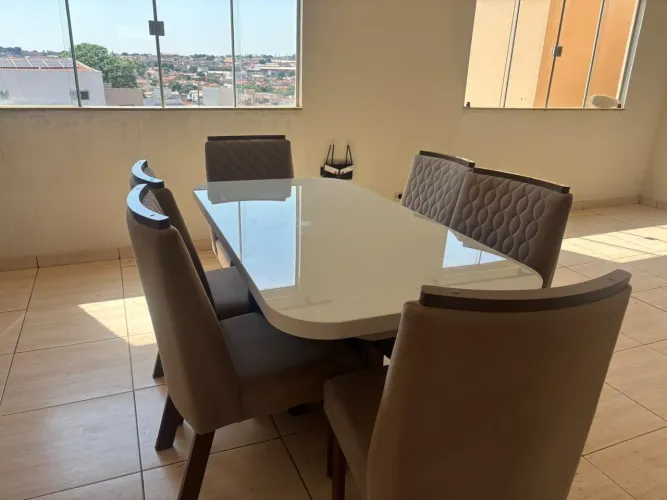 Mesa com 6 cadeiras