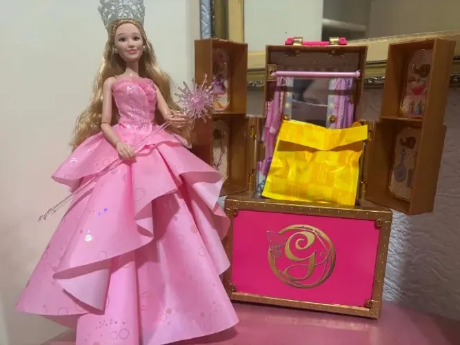 Bonecas Wicked Glinda Deluxe + Guarda Roupa Glinda