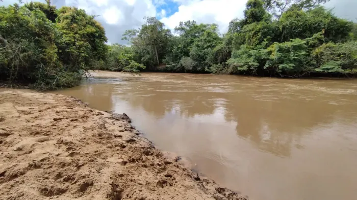 Chácara plana à venda no Altiplano Leste com o Rio São Bartolomeu aos fundos e Vista das m