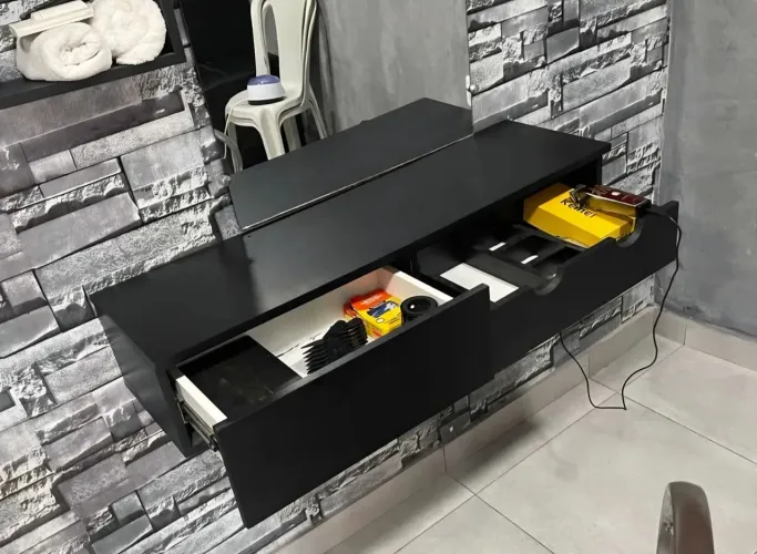 Vendo Bancada em MDF preto em perfeito estado 1 MT por 30CM 