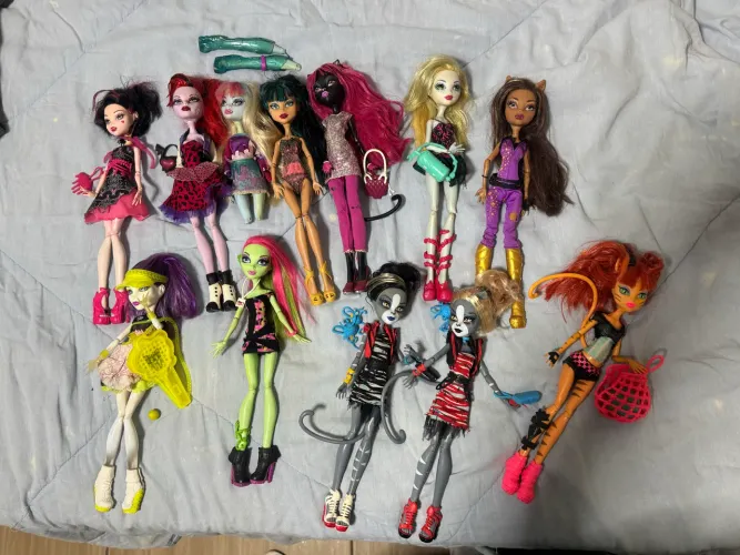 Troca / venda a negociar no chat MONSTER HIGH
