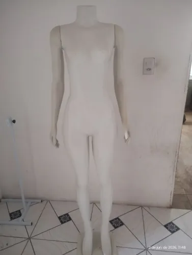 Vendo manequim feminino adulto com base